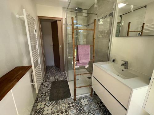 une salle de bain avec un lavabo et une douche dans l'établissement Le Plein Sud, à Bandol