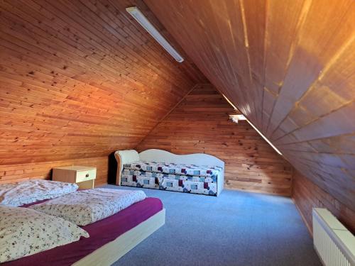 ホルニー・マルショフにあるSedmikráskaの木製の壁の屋根裏部屋で、ベッド2台が備わります。