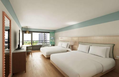 Habitación de hotel con 2 camas y balcón en The Ellie Beach Resort Myrtle Beach, Tapestry By Hilton en Myrtle Beach