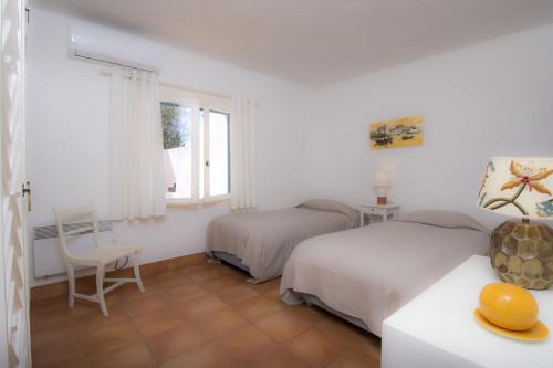 a bedroom with two beds and a window at 433 Casa Pastrano in Alvor