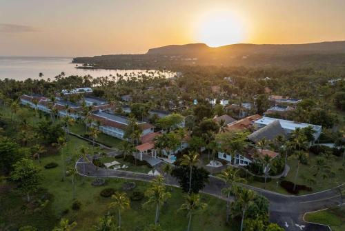 uma vista aérea de uma cidade com o pôr-do-sol ao fundo em Wyndham Alltra Samana All Inclusive Resort em Las Galeras