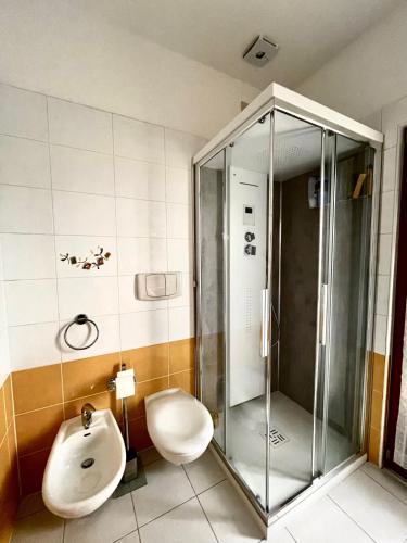 a bathroom with a shower and a toilet and a sink at La Verde Dimora in Marano Vicentino