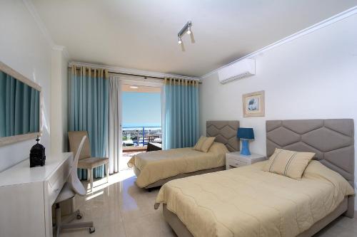 - une chambre avec 2 lits et une vue sur l'océan dans l'établissement Casa Areia Ornata, à Lagos