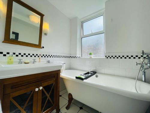 Bilik mandi di Exquisite City Centre 5 Bedroom House - LT Villa