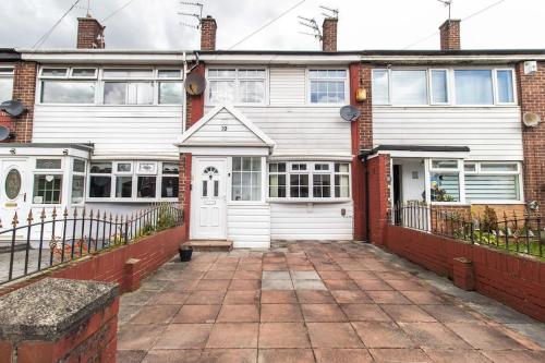 ein Haus mit einer weißen Tür und einer gemauerten Auffahrt in der Unterkunft Free Driveway Parking 3 Double Bedroom House, Ideal for long term contractor, etc stays, 4 miles 11 mins drive to Nissan, 20 mins drive to Sunderland Newcastle, Fast WIFI - see Dwellcome Home Ltd site for assurance in Jarrow