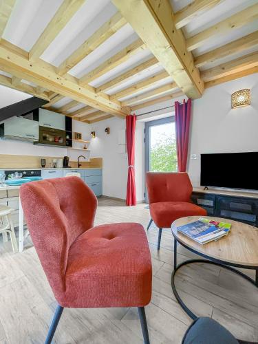 un salon avec deux chaises et une table dans l'établissement Escapade Bucolique à Bayeux, à Cussy