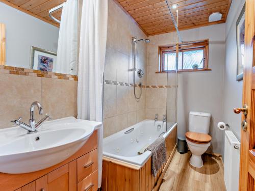 La salle de bains est pourvue d'un lavabo, d'une baignoire et de toilettes. dans l'établissement 3 Bed in Peebles LK15M, à Walston