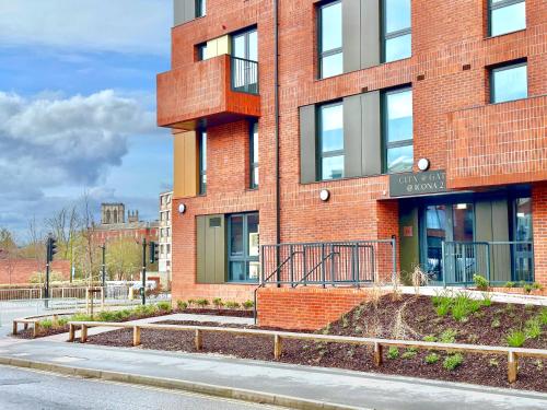 een bakstenen gebouw aan de kant van een straat bij Apartment 30 City gate in York