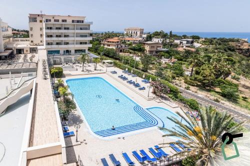 een uitzicht over het zwembad van een resort bij HOTIDAY Hotel Cefalù in Cefalù