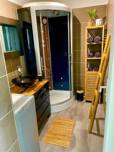 une salle de bain avec une douche, un lavabo et une baignoire dans l'établissement Beau studio haut standing de 30m2, à Montreuil