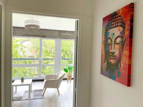 - un salon orné d'une grande peinture murale dans l'établissement Beau studio haut standing de 30m2, à Montreuil