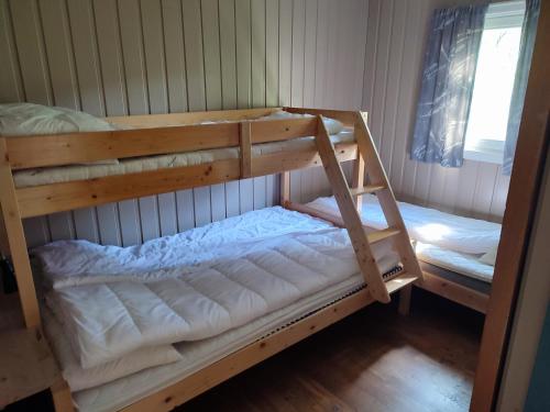 ein paar Etagenbetten in einem Zimmer in der Unterkunft Haugheim Two-Bedroom Cottage in Birkeland