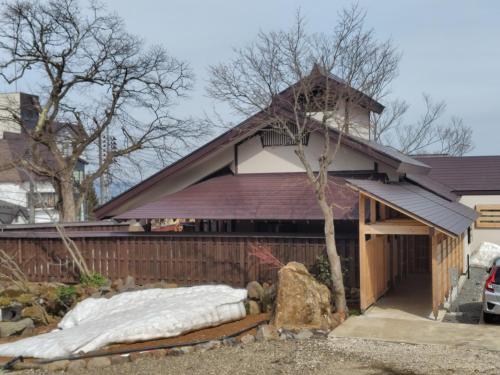 a house with a bunch of snow on the ground at 香雲閣kounkaku villa in Myoko