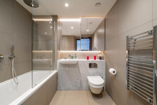 y baño con aseo, lavabo y ducha. en Cosy 1 Bed apartment in Tower Hill, en Londres