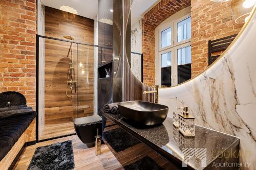 uma casa de banho com um lavatório e um espelho em Premium Glamour by LookAp em Łódź