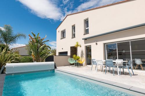 une villa avec piscine et une maison dans l'établissement Les Villas Black&White, à Palau-del-Vidre