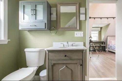 een badkamer met een toilet, een wastafel en een spiegel bij Franklin Park nearby in Boston