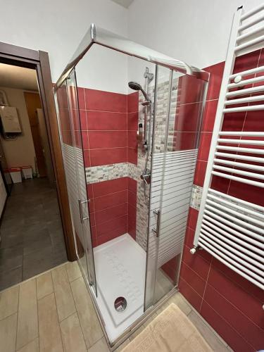 y baño con cabina de ducha de azulejos rojos. en flower powers, en Zanica