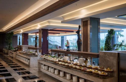 een buffet met eten in een hotel bij Concorde Luxury Resort & Casino in Vokolidha
