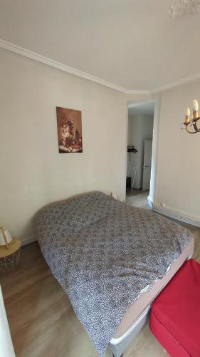 1 dormitorio con 1 cama grande en una habitación en Appartement Colmar Centre Le 4, en Colmar