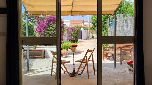 vistas a un patio con mesa y sillas en Villa Mediterraneo, en Fontane Bianche