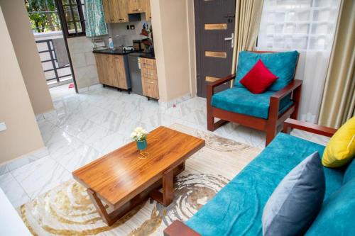 uma sala de estar com um sofá e uma mesa de centro em Olive homes em Kampala