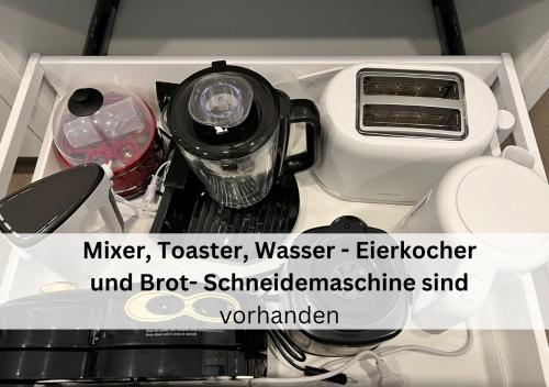 克羅伊茨林根的住宿－Ferienhausträume Oase Bodensee，一辆卡车,带有搅拌机和搅拌机,还有一台洗衣机