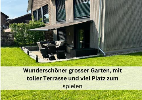 uma casa com um jardim com um pátio em Ferienhausträume Oase Bodensee em Kreuzlingen