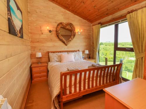 Postel nebo postele na pokoji v ubytování Moonlake Lodge