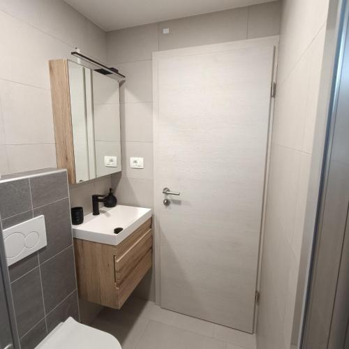 Bilik mandi di Apartma z lepo teraso za 3+1 osebe