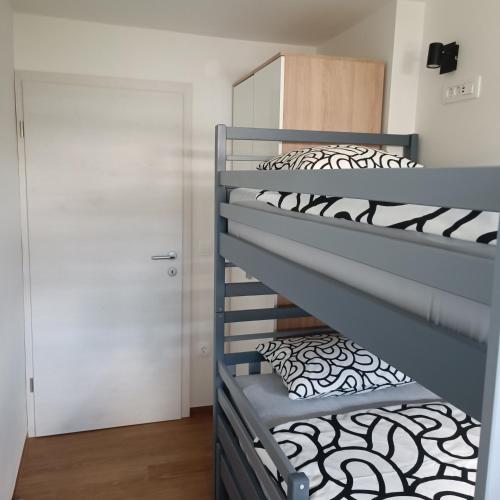 Katil atau katil-katil dalam bilik di Apartma z lepo teraso za 3+1 osebe