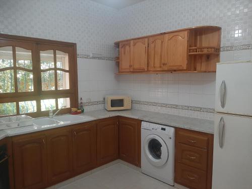 Kuchyň nebo kuchyňský kout v ubytování Maison Villa Sousse Chott-Meriem, jardin arboré, 400 m de la plage