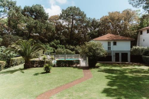 Κήπος έξω από το Hôtel Les Fougères - Hossegor