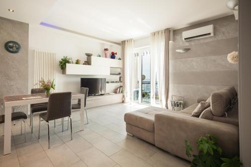 a living room with a couch and a table at Casa Patty vista Portofino in Zoagli