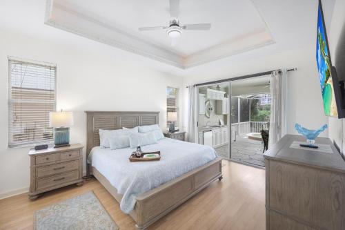 Ένα ή περισσότερα κρεβάτια σε δωμάτιο στο Pet-friendly home with pool, spa and steps to beach