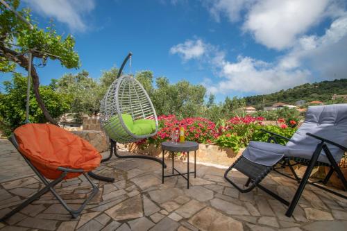 Un patio con sillas, ventilador y flores. en Take me Home country home by "elite", en Éxo Khóra