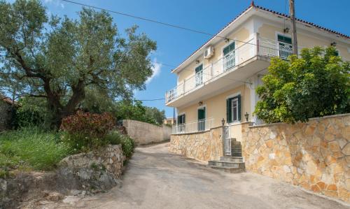 una casa con una pared de piedra y un árbol en Take me Home country home by "elite", en Éxo Khóra