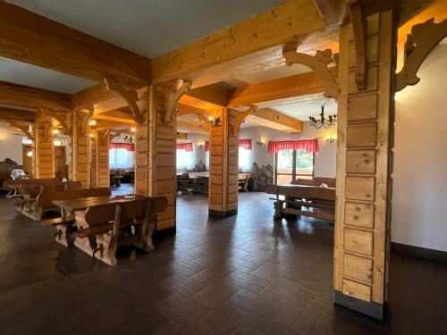 ツァルナ・グラにあるSkalny Brzegの梁出し天井のダイニングルーム(木製テーブル付)