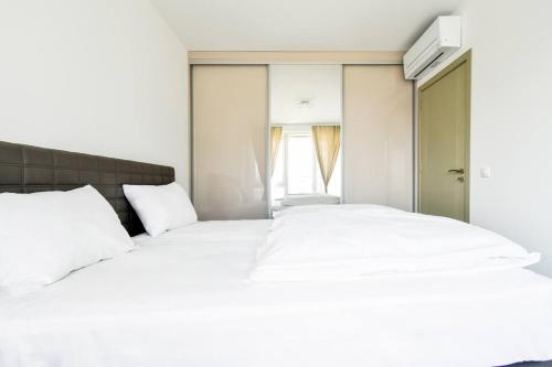 Ένα ή περισσότερα κρεβάτια σε δωμάτιο στο Nomad Friendly Modern Complex Next To Metro