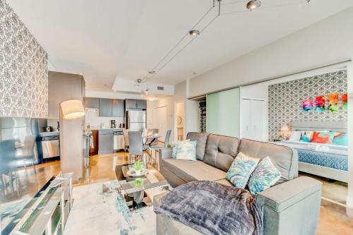 Гостиная зона в Luxury 2BR Condo - King Bed - Stunning City Views
