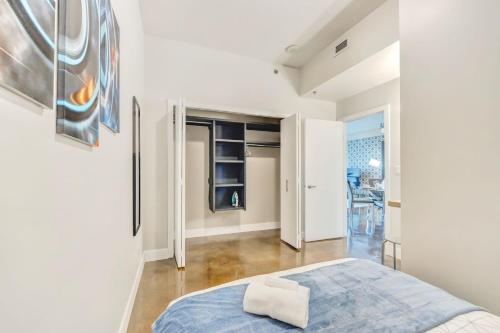 Кровать или кровати в номере Luxury 2BR Condo - King Bed - Stunning City Views