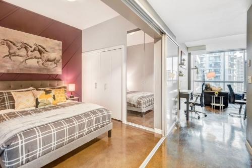 卡爾加里的住宿－Modern 2BR Condo - King Bed - Downtown City Views，一间卧室配有一张床和一张书桌