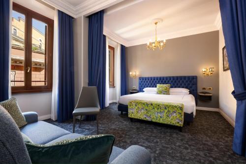 une chambre d'hôtel avec un lit et un canapé dans l'établissement Hotel Barberini, à Rome