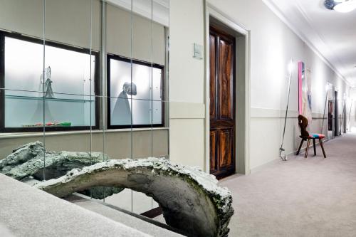 a museum with a sculpture in the middle of a hallway at Hotel Aurora in Merano