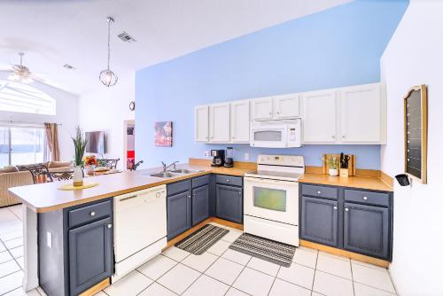 4BR Family Resort Home - Private pool & Games Room photo 17