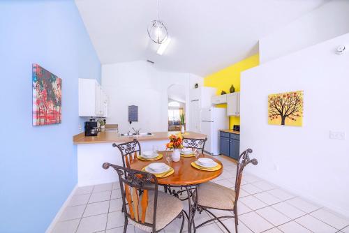 4BR Family Resort Home - Private pool & Games Room photo 19