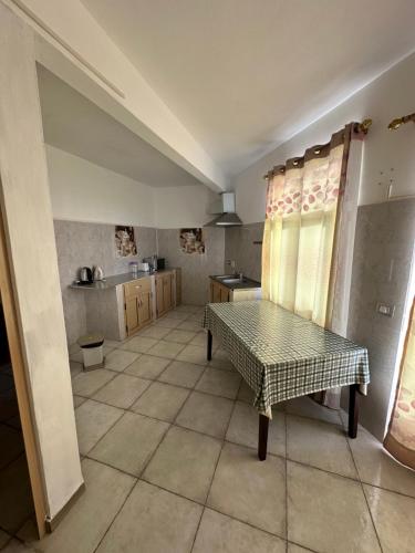 eine Küche mit einem Tisch in der Mitte eines Zimmers in der Unterkunft Eleganz Residence in Grand Baie
