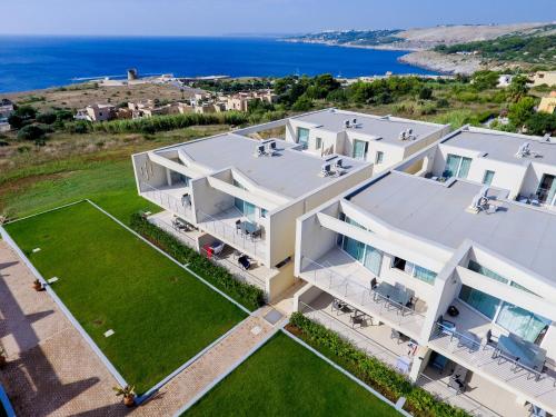 una vista aérea de una casa con el océano en el fondo en 19 Summer Suites, en Santa Cesarea Terme
