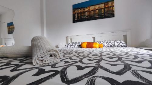 - une chambre avec un lit doté d'un couvre-lit noir et blanc dans l'établissement Casa vacanza SERENDIPITY HOME, à Trieste