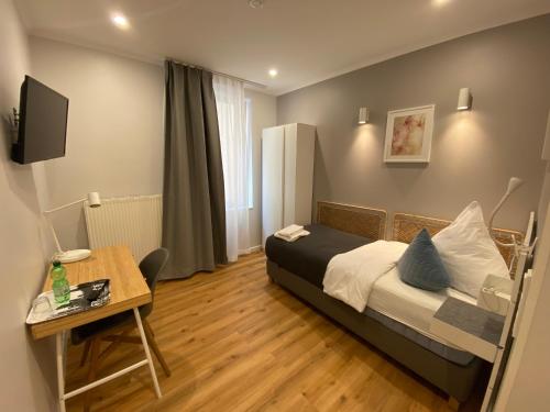 um quarto de hotel com uma cama e uma mesa em Zur Waldlust em Frankfurt